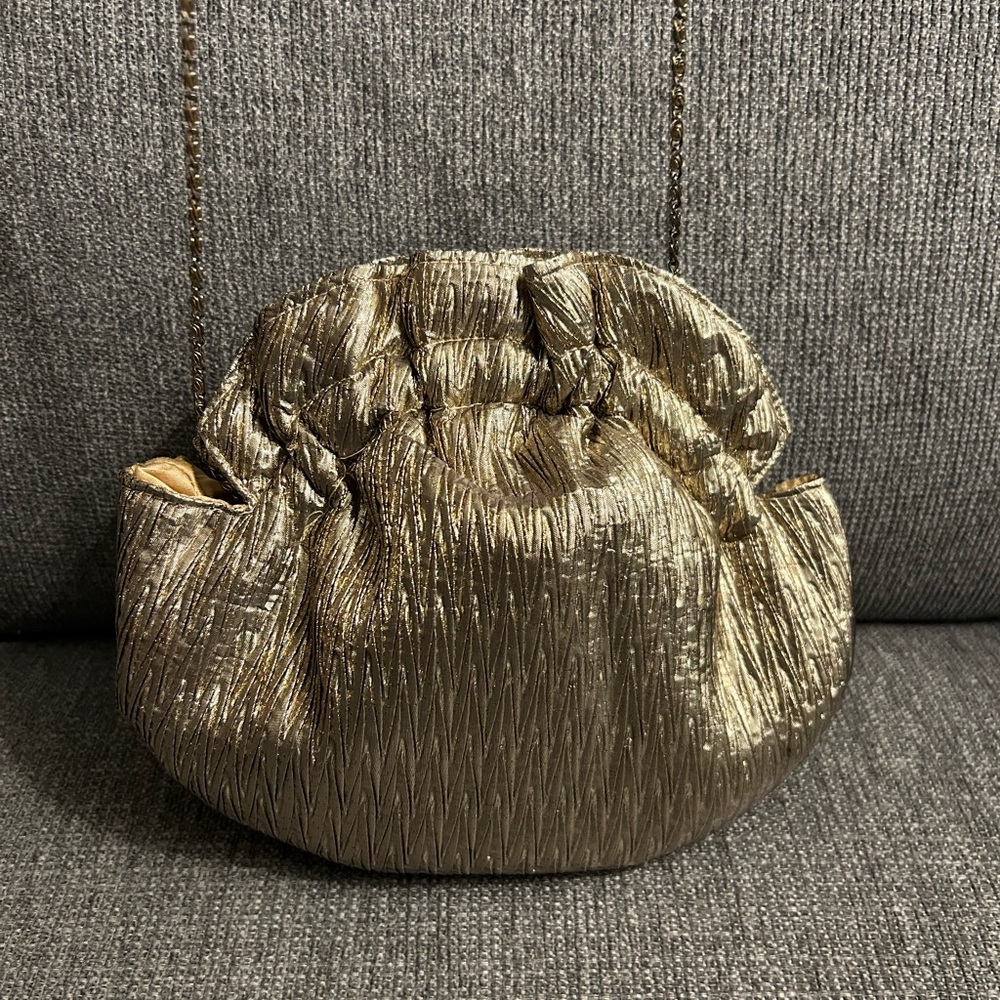 Elegant Gold Kisslock Women's Bag With Chain Strap
